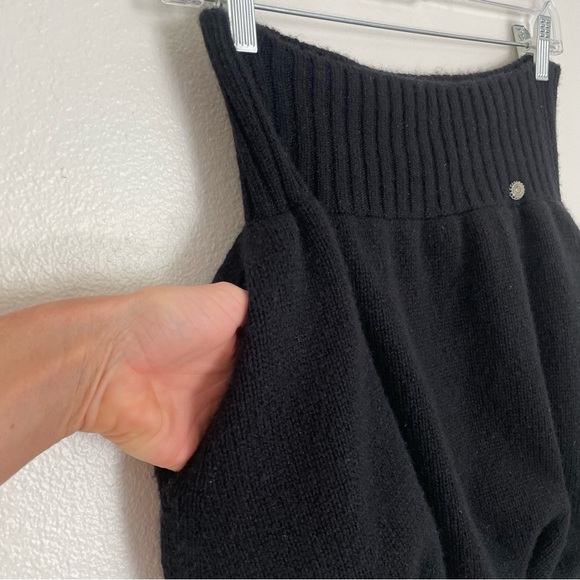 Chanel Cashmere Knit Bubble Mini Skirt Ready To Wear Size 36 US 6 - Picture 4 of 13